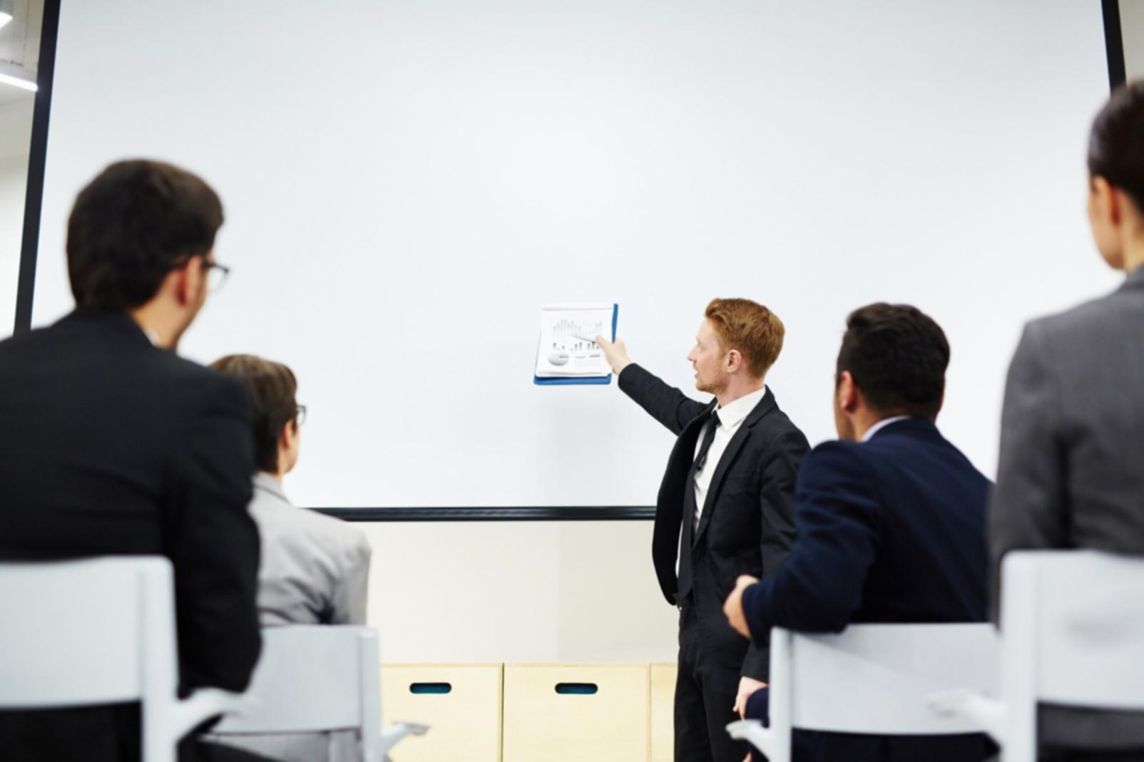 Session de formation avec expert montrant des techniques avancées